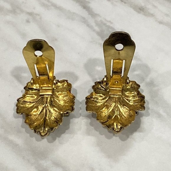 Vintage Clip On Earrings Leaf Brushed Gold Tone Faux Pearl 3/4” - Picture 6 of 12
